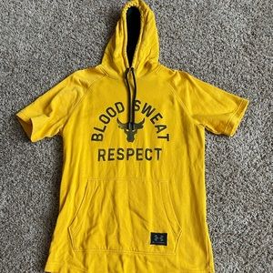 Men’s medium Project Rock Under Armour hooded short sleeved sweatshirt